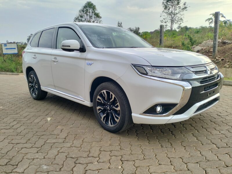 MITSUBISHI OUTLANDER PHEV { HYBRID & ELECTRIC }