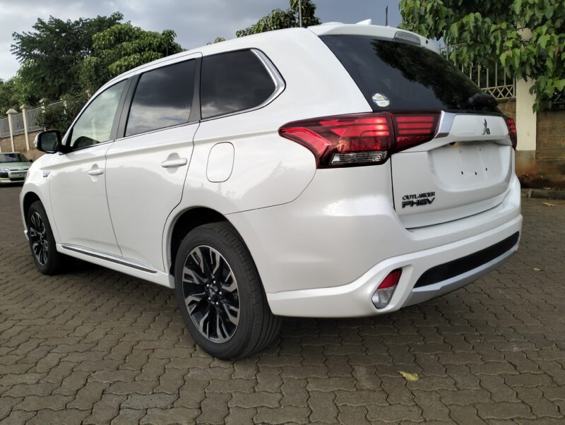 MITSUBISHI OUTLANDER PHEV { HYBRID & ELECTRIC }