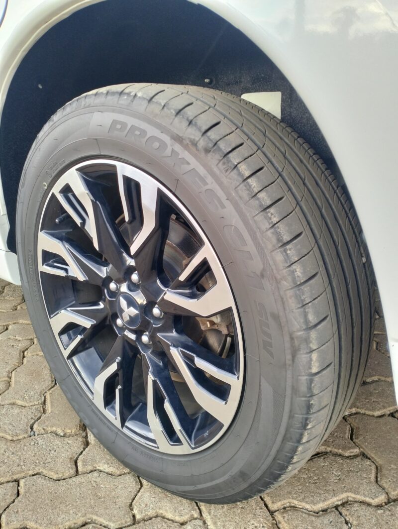 MITSUBISHI OUTLANDER PHEV { HYBRID & ELECTRIC }