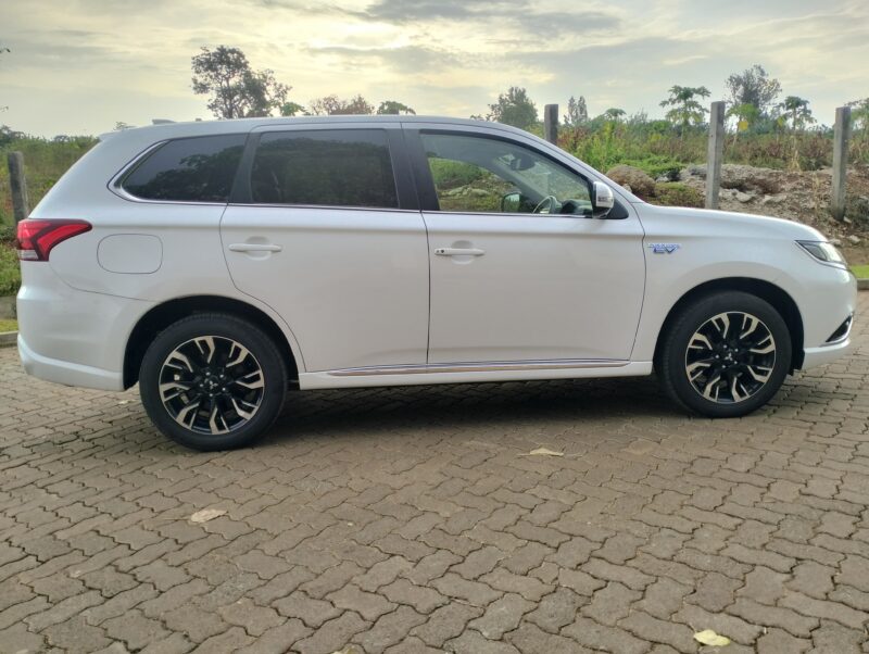 MITSUBISHI OUTLANDER PHEV { HYBRID & ELECTRIC }