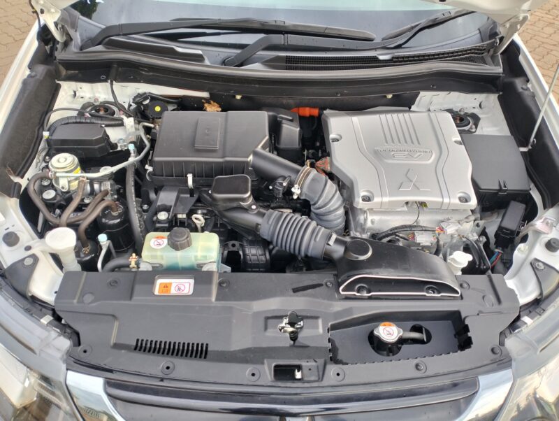 MITSUBISHI OUTLANDER PHEV { HYBRID & ELECTRIC }