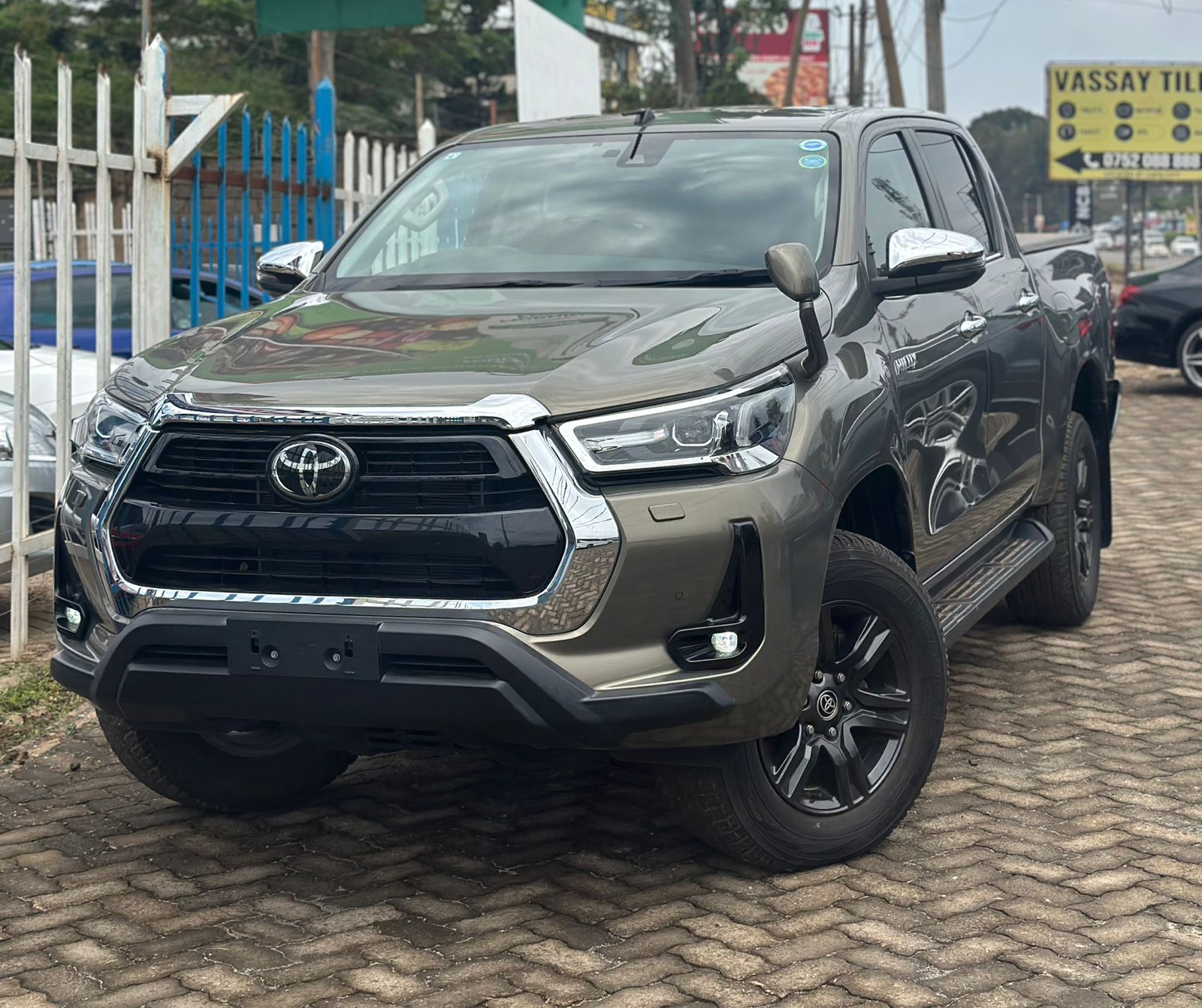 2021 TOYOTA HILUX - Image 3