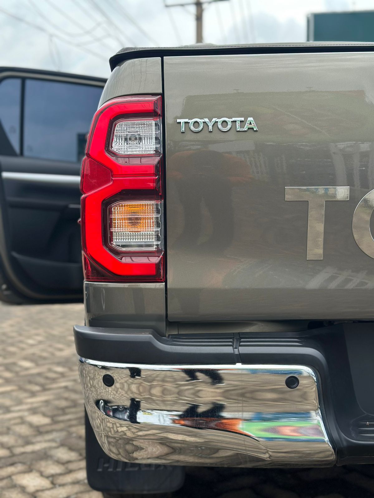 2021 TOYOTA HILUX - Image 9