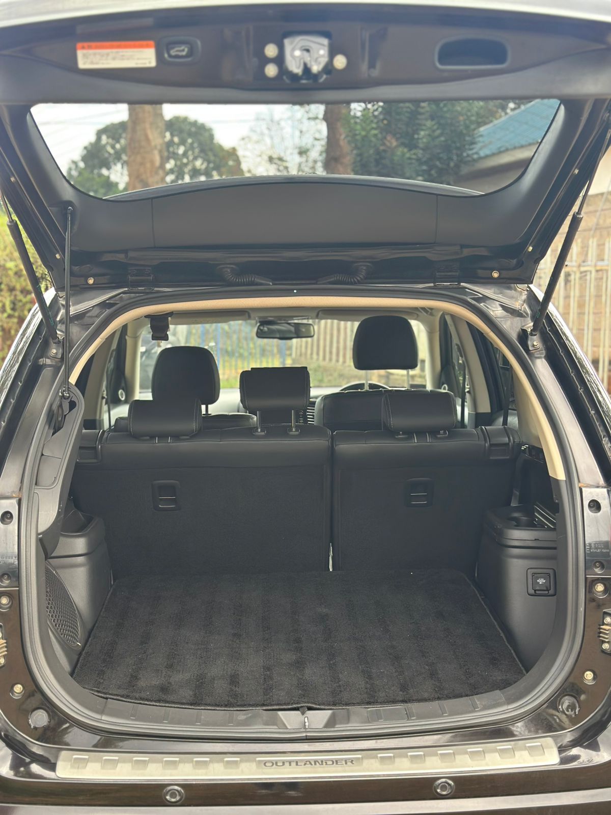 Mitsubishi Outlander PHEV - Image 10